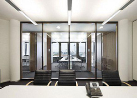 富有质感的黑白极简办公室设计