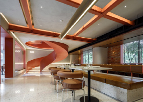 有创意的餐厅装修设计-用一条旋转楼梯连接楼层
